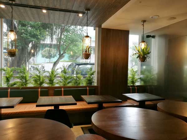 窓際-Twin Brothers Cafe：台北東区でゆっくり読書ができるカフェ-idobon.com
