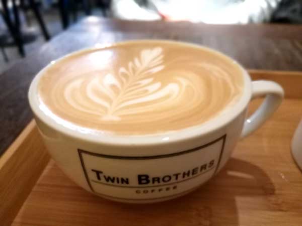 ヘーゼルナッツラテ-Twin Brothers Cafe：台北東区でゆっくり読書ができるカフェ-idobon.com