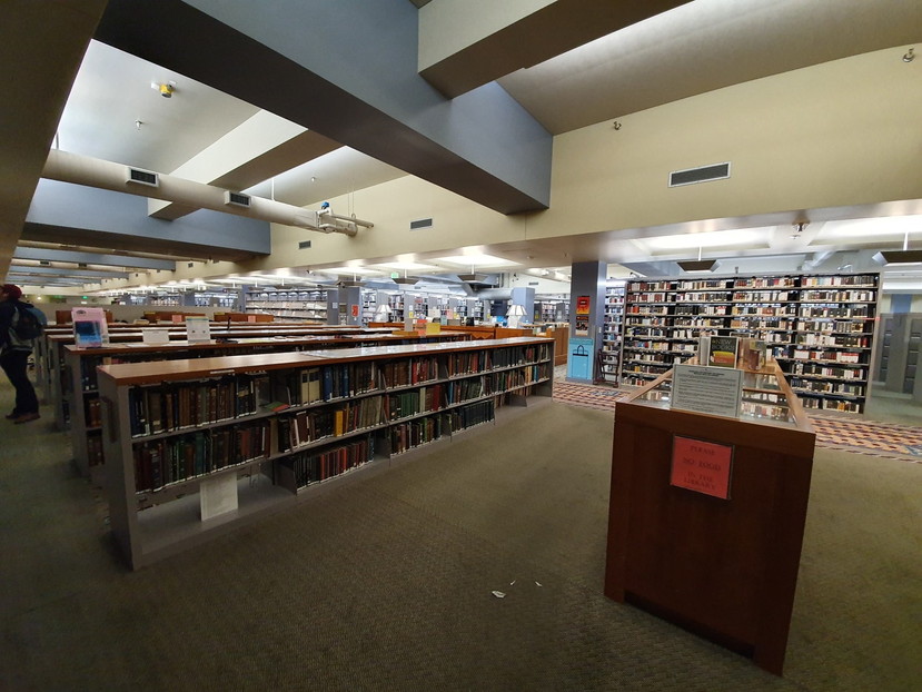 ロサンゼルス中央図書館-広い